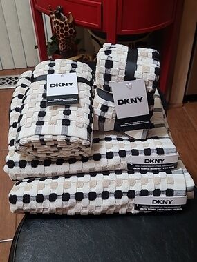 DKNY Maya Tile Bath Towel Set
